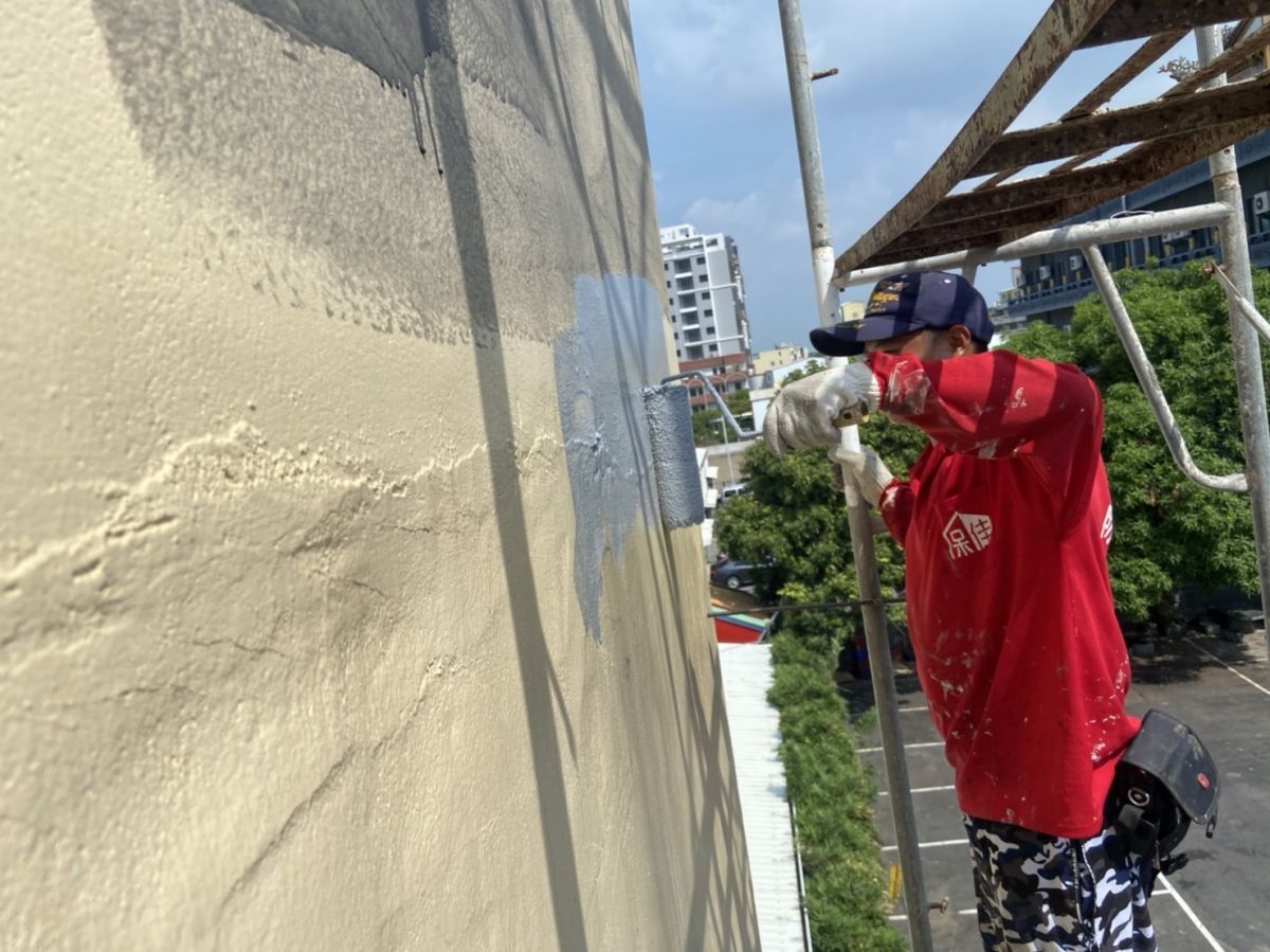 【嘉義外牆防水】保佳國際工程行(0937-129098)，台灣氣候潮濕，屋齡老舊，常見壁癌、漏水、結構鋼筋外露問題。防水處理一大重點『填補裂縫』，讓牆面能堅固與平整。接著塗抹防水材料。貼R角抗裂網具彈性貼性佳，增強防水層的抗裂性、抗拉力。 防水塗料要塗抹到位，特別是一些邊角、接縫處。