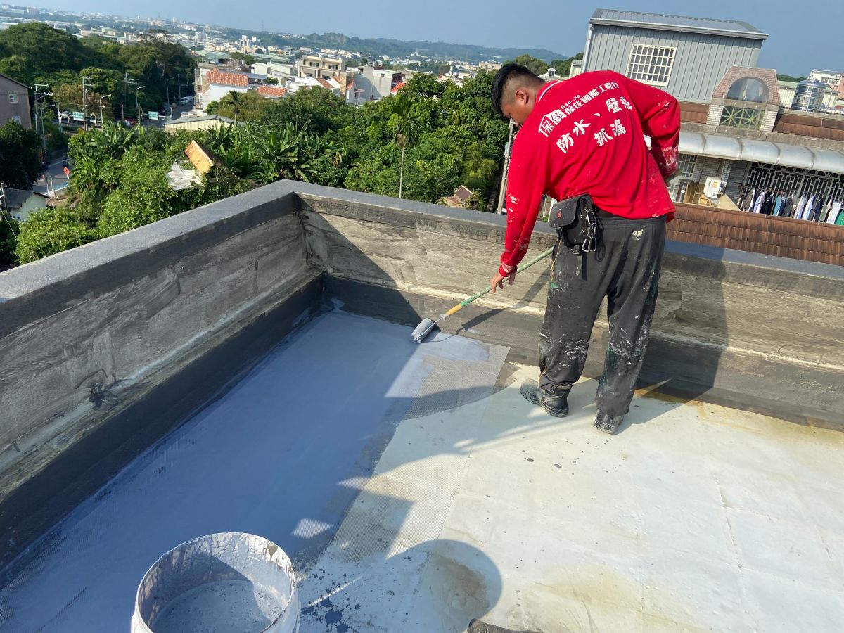 【嘉義屋頂防水】保佳國際工程行(0937-129098)，台灣氣候潮濕，屋齡老舊，常見壁癌、漏水、結構鋼筋外露問題。防水處理一大重點『填補裂縫』，讓牆面能堅固與平整。接著塗抹防水材料。貼R角抗裂網具彈性貼性佳，增強防水層的抗裂性、抗拉力。 防水塗料要塗抹到位，特別是一些邊角、接縫處。
